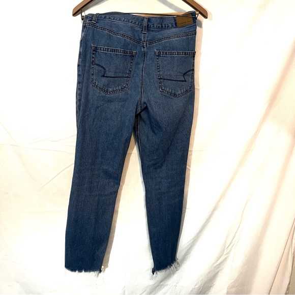 American Eagle Ripped Mom Jeans Size 6 - Picture 2 of 4